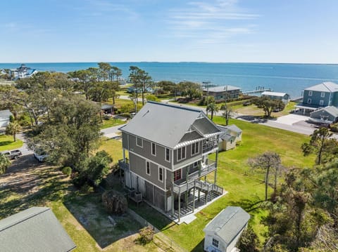 Huge 3-bedroom waterfront home on Harkers Island with gorgeous sound views—room for the whole crew to spread out, unwind, and soak up the Crystal Coast scenery.