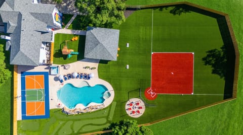 From this angle, the fun practically jumps out at you. Pool? Check. Outdoor spaces? Check. Good vibes? Absolutely.