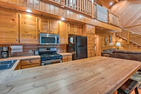 Kitchen | Warm Wood Cabinetry, Stainless Appliances & Open Breakfast Bar