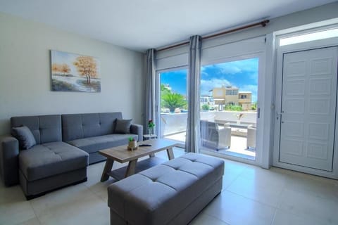 Deluxe Double Room, Patio, City View | Living area