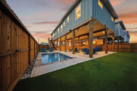 Sunset hangs hit different—private pool + covered lounge & fire pit vibes. 🌅🔥🏊‍♂️