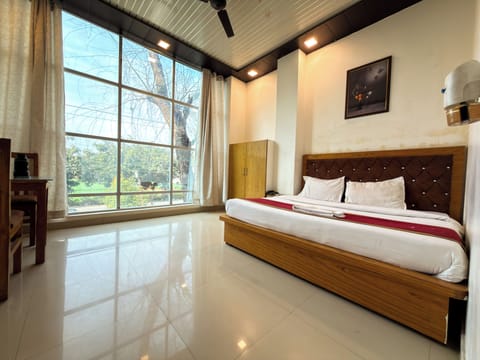 Deluxe Double Room, City View | Desk, iron/ironing board, free WiFi