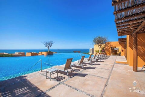 Plenty of lounge space & a miraculous ocean view!