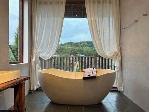 Family Villa, Balcony, Garden View | Bathroom | Bathrobes, bidet