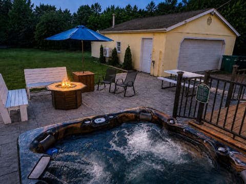 Slip into the warm hot tub or gather around the glowing fire table for late-night laughs under the stars. 🔥🛁