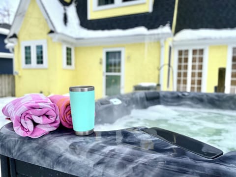 The best of both worlds — your charming cottage and your bubbling private hot tub, all yours 🏡♨️ Step outside, look up at the sky, and soak in everything this retreat has to offer.