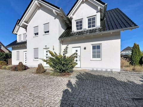 Building, Window, House, Home, Residential Area, Roof, Asphalt, Cottage, Door, Driveway