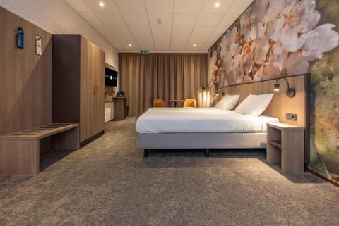 Relax in a generous king bed with boutique-hotel comfort.