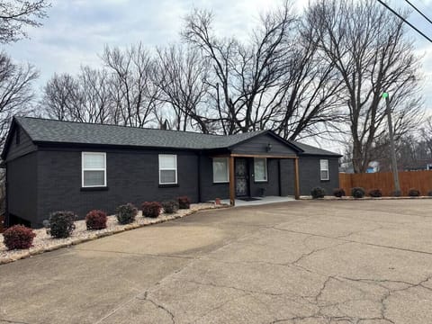 Plenty of parking. Trailers welcome!