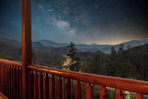 Panoramic mountain-view deck for stargazing nights and sunrise coffee