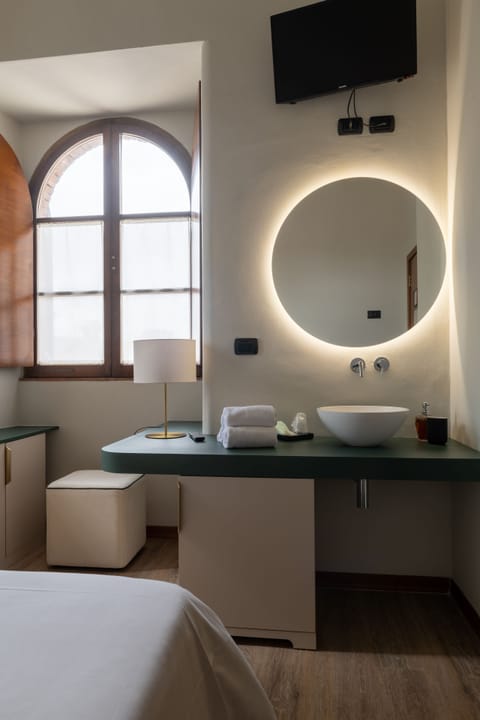 Standard Double Room Single Use | Bathroom | Free toiletries, hair dryer, bidet, towels