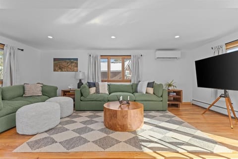 Centrally Located, Renovated 4BR Stowe Getaway! (7176)