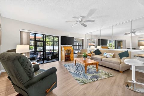Glass walls, stunning views — nature is part of your living room.