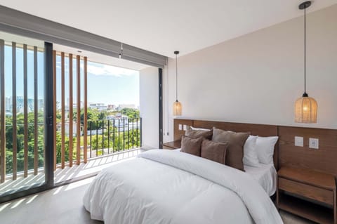 Bedroom whit balcony access