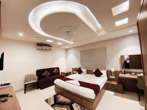 Superior Double Room, 1 King Bed | Hypo-allergenic bedding available, in-room safe, desk, laptop workspace