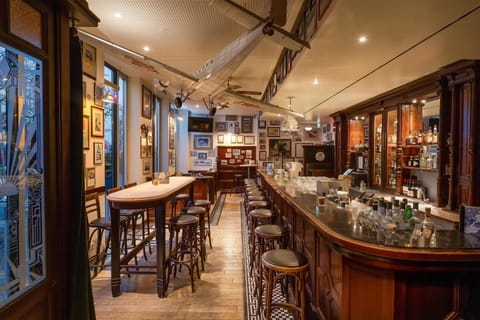 Serves dinner and happy hour