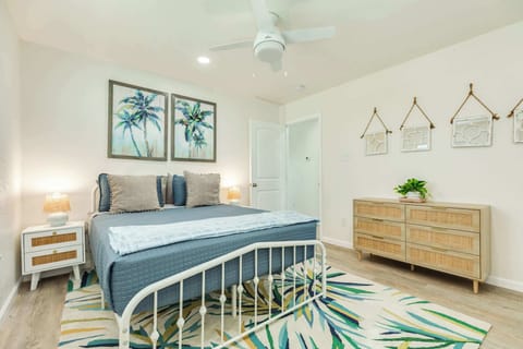 Queen Bed - Full Bathroom in this room 