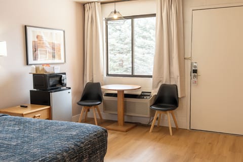 Double Room, 1 Queen Bed | Free WiFi