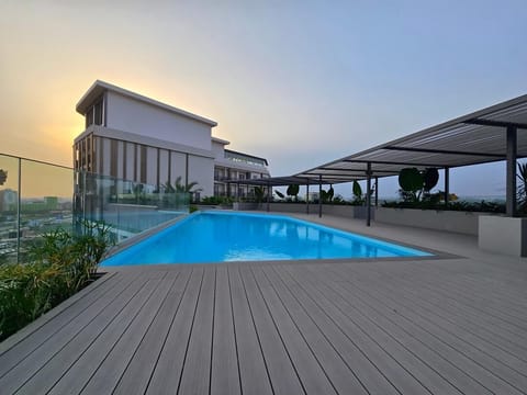 2 outdoor pools