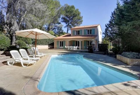 arrière de la villa et piscine