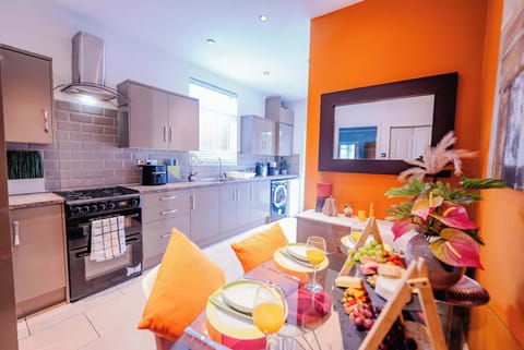 Kitchen & Dining