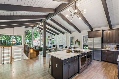 House (6 Bedrooms) | Interior