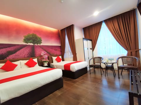 Family Suite | Desk, WiFi (free), bed sheets