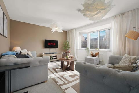 Modern living room equipped with a smart TV with Netflix and two comfortable sofas to sit down and relax. 