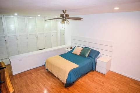 Side view highlighting warm lighting and the balance between comfort and modern style.