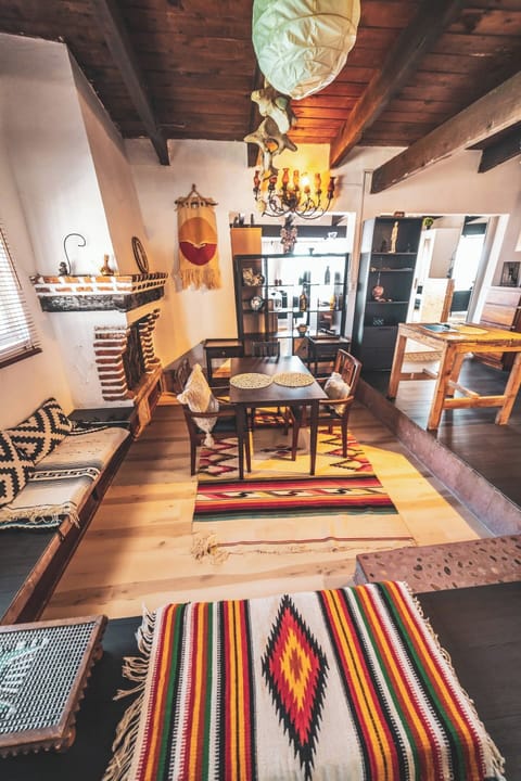Comedor para dos acompañado de arte en este apartamento. 