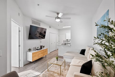 Luxury Apartment, 1 Queen Bed, Pets Allowed | Living room