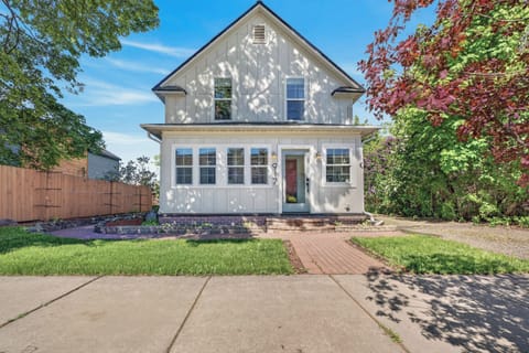 Your charming Sandpoint getaway beautifully remodeled, full of character, walk 