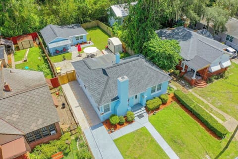 SEE LAYOUT!!
Backyard and parking is shared with guest house in back. Guest walks down the driveway and through the wooden gate to enter the guest house out back. 