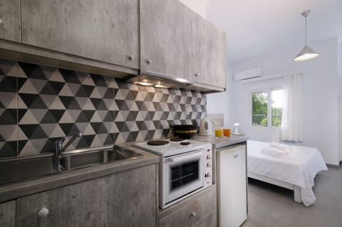 Fridge, oven, stovetop, coffee/tea maker