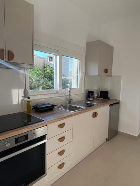 Comfort Apartment | Private kitchen | Fridge, oven, stovetop, coffee/tea maker