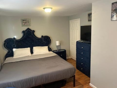 Double Room, 1 King Bed, Non Smoking | Iron/ironing board, free WiFi