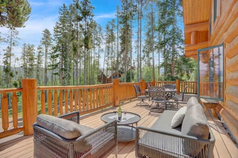Relax on this deck amongst the trees - Roxy the fox may come by for a visit