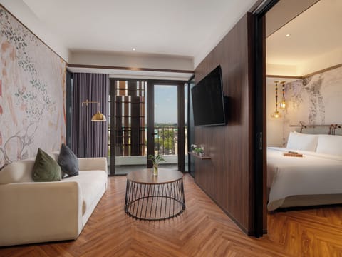 Suite | Living area | 43-inch TV with satellite channels