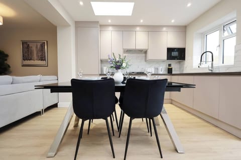 House, 5 Bedrooms | Dining room