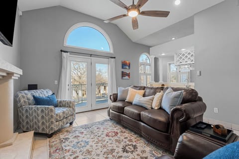 Bright open living room with vaulted ceilings in our Pointe Royale Branson golf resort retreat
