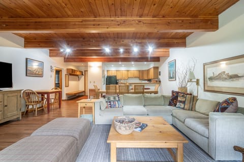 Condo, 2 Bedrooms | Living area