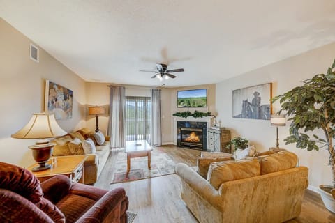 Spacious Living Room with Gas Fireplace, Sleeper Sofa and SMART TV with Cable & WIFI throughout vacation rental