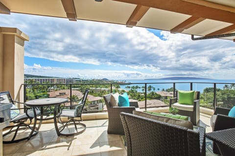Private lanai with sweeping ocean views in the heart of Wailea