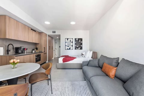 Studio with fully equipped kitchen, queen bed and queen sofa cama