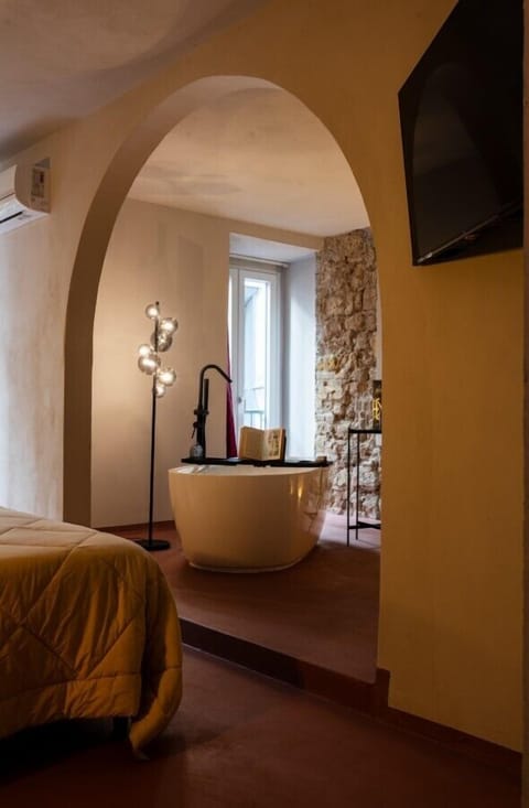 Junior Studio Suite, Bathtub, City View | Hypo-allergenic bedding, minibar, in-room safe, individually furnished