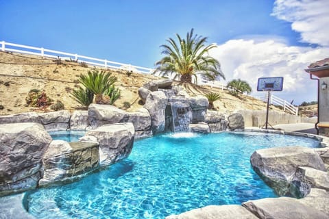 Gorgeous pool & hot tub