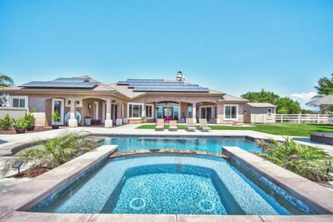 Beautiful Pool & Backyard