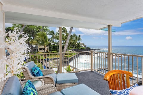 Relax on large lanai.Beautiful coastal views both ways.You won't miss a sunset!