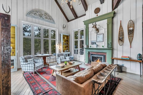 Living room: Gas fireplace, 36" Smart TV, mountain views 