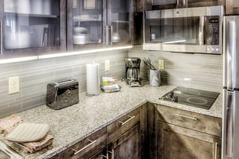 Full-size fridge, microwave, stovetop, coffee/tea maker